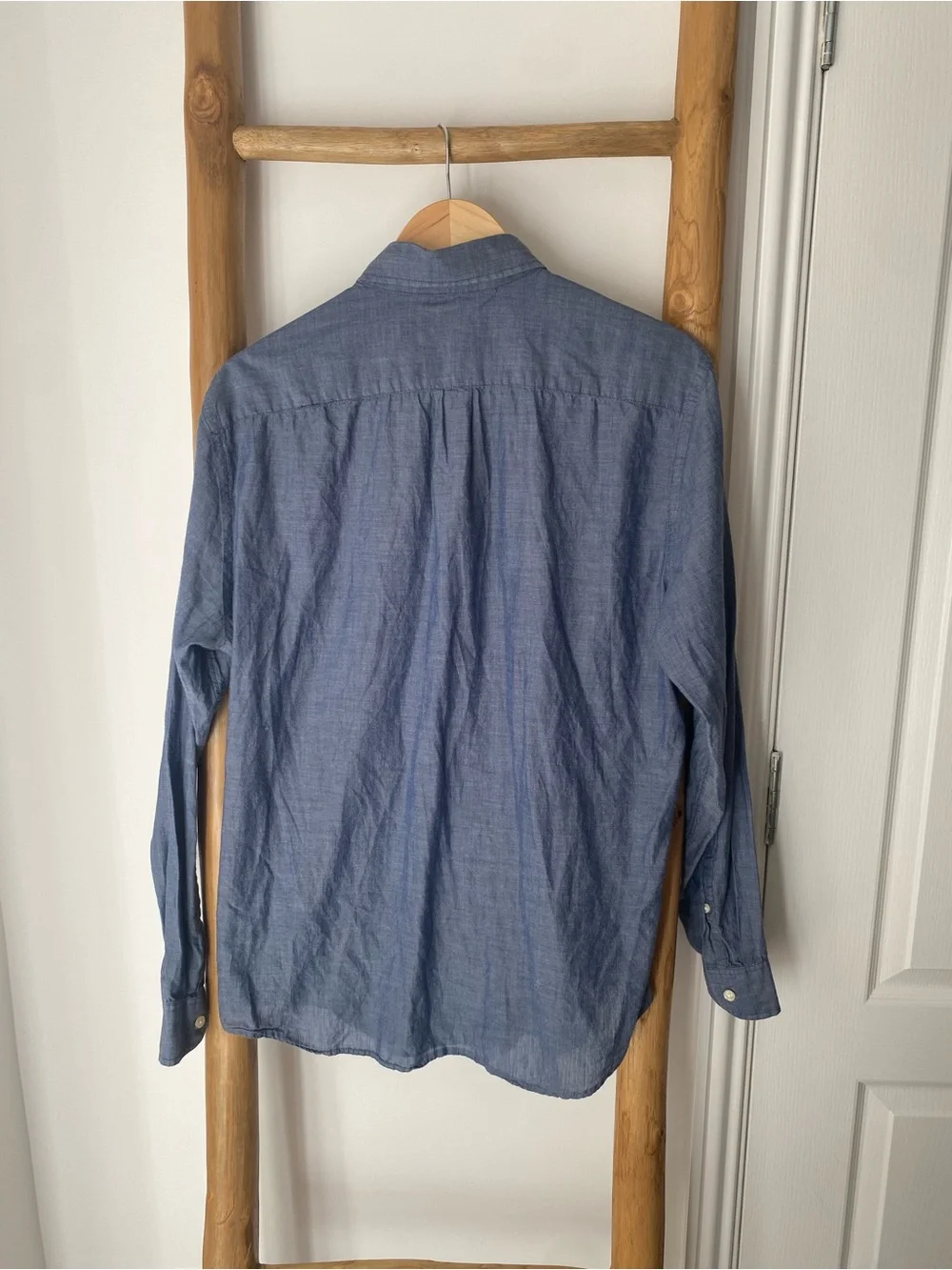 J.Crew Men's Sz M Long Sleeve Button-Down Lightweight Chambray 100% Cotton Shirt